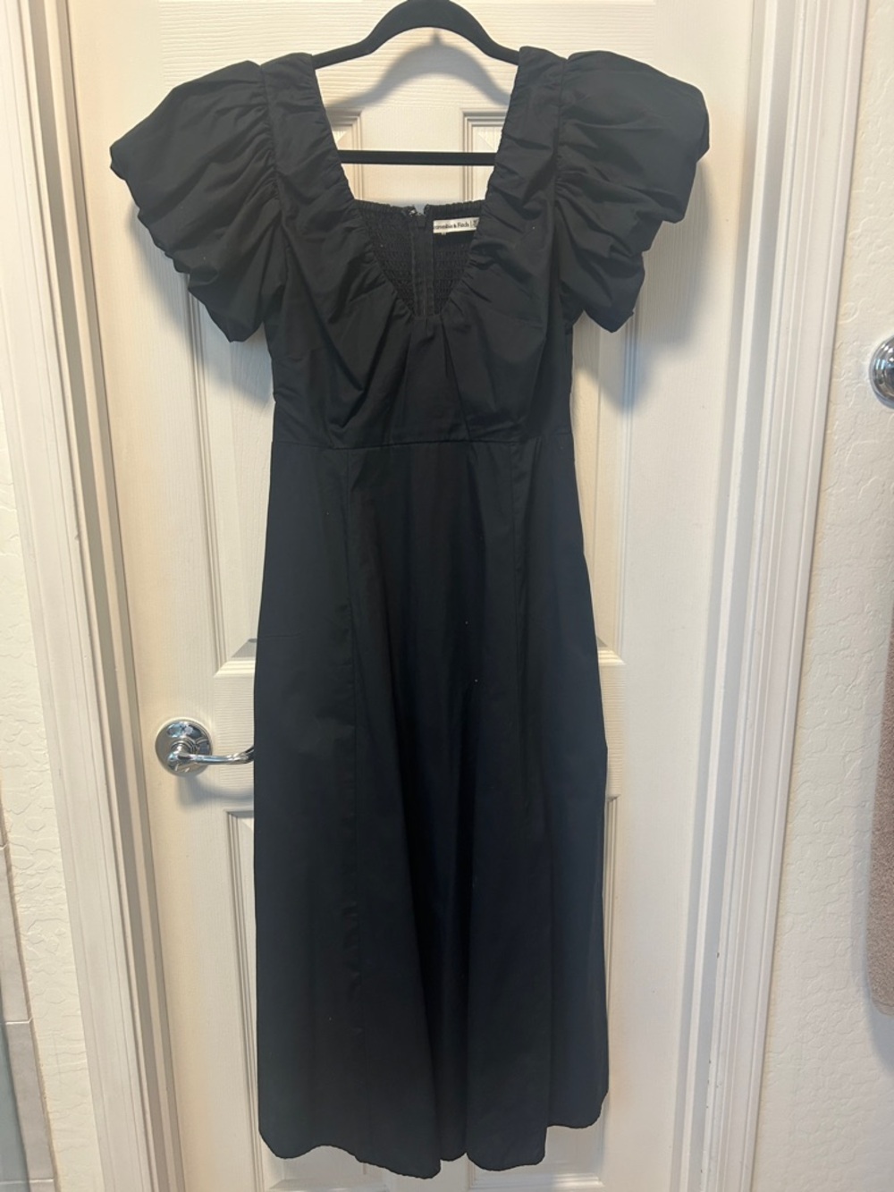 Abercrombie & Fitch Women’s Black Puff-Sleeve Maxi Dress